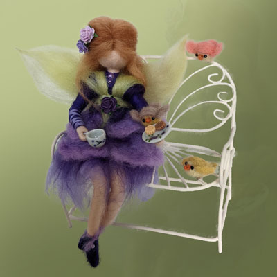 Filz Fee Wolle Elfe mit Spatzen Vögelchen auf Bänkli bird fairy needle felted