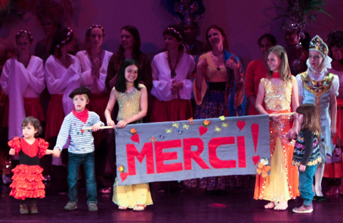 Erste grosse Benefizshow von Dances for the Children